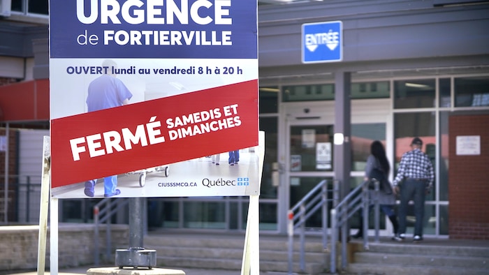 Une affiche montrant l'horaire de fermeture de l'urgence à Fortierville.