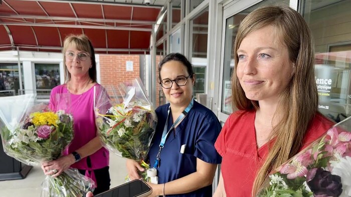 Trois femmes tenant chacune un bouquet de fleurs.