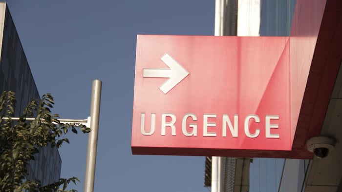 Un panneau d'urgence devant un hôpital.