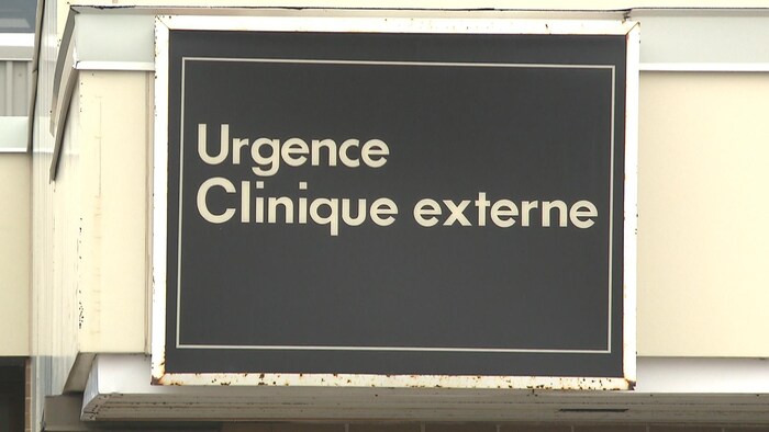 Un écriteau indique « urgence clinique externe »