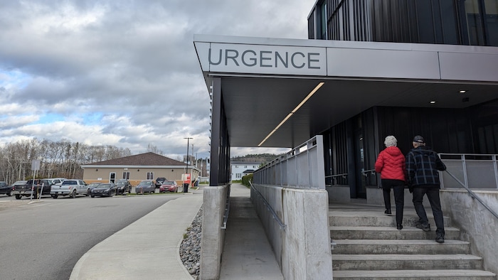 Deux personnes montent les marches de l'Urgence de l'Hôpital de Ville-Marie.