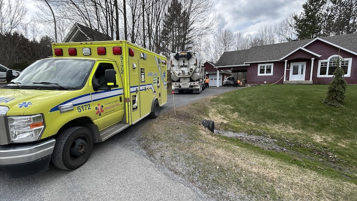 Ambulance sur le terrain d'une maison à Sherbrooke.