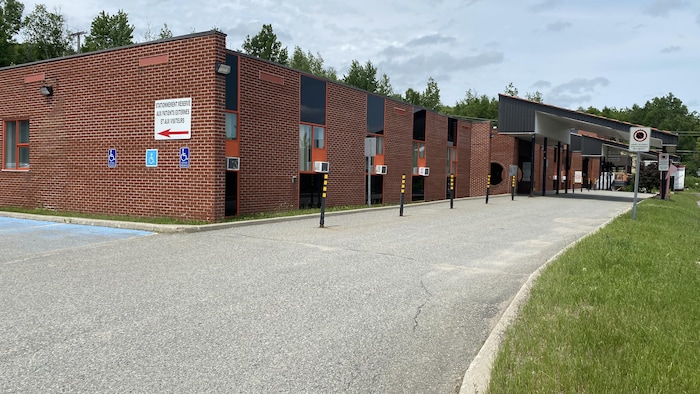 Le stationnement et l'hôpital de Témiscaming.
