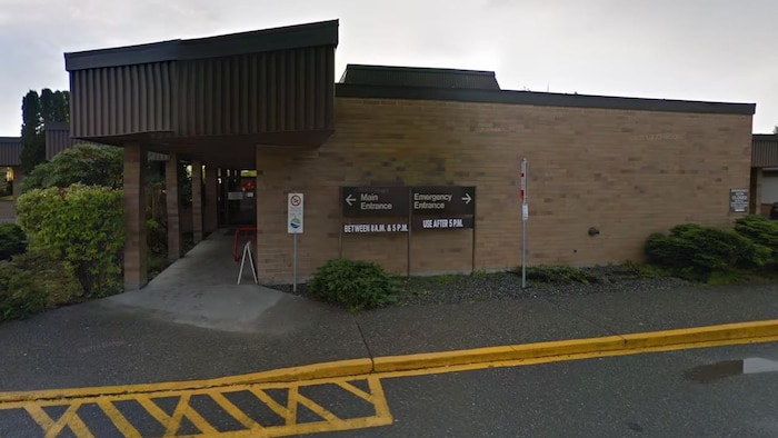 Le devant de l’hôpital à Port Hardy.
