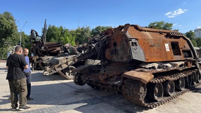 En Ukraine, un garage transforme des voitures cabossées en outils de guerre  – L'Express