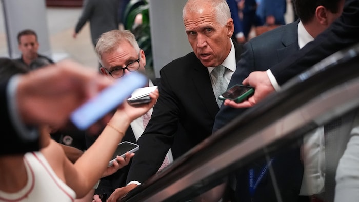 Thom Tillis s'adresse aux journalistes alors qu'il se rend à la salle du Sénat au Capitole des États-Unis.