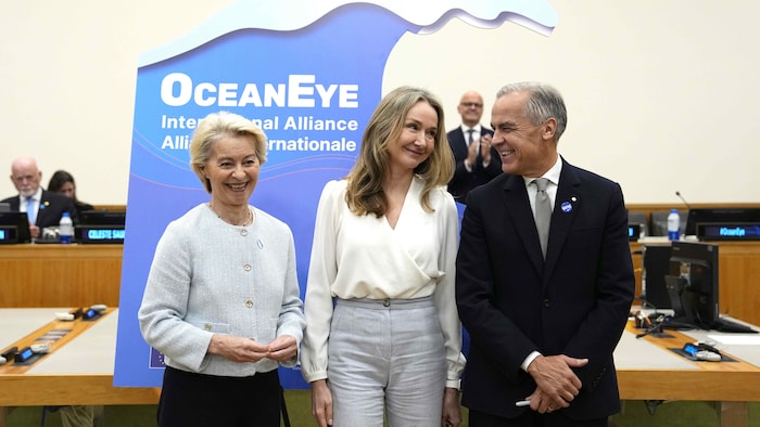 Le premier ministre Mark Carney, la présidente de la Commission européenne Ursula von der Leyen et Alexandra Cousteau, militante pour la cause de l'eau et petite-fille de Jacques-Yves Cousteau (au centre).