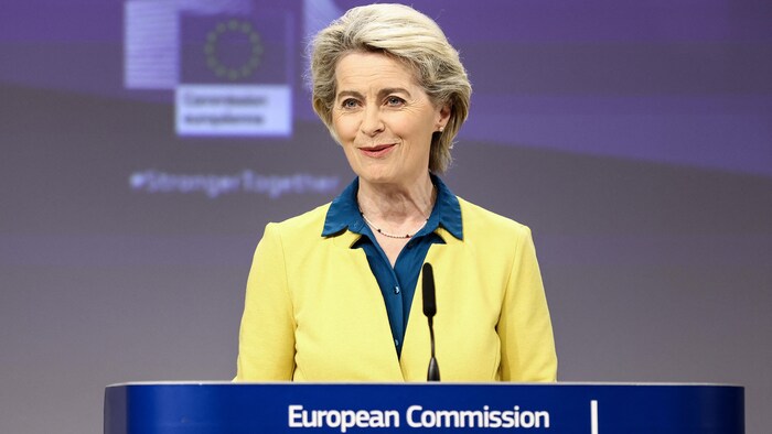 Ursula von der Leyen devant un écran où s'affiche le logo de l'Union européenne.