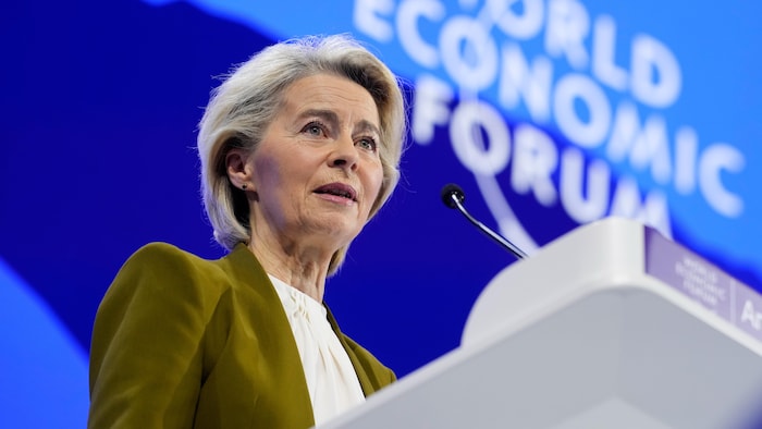 Ursula von der Leyen parle à un micro.