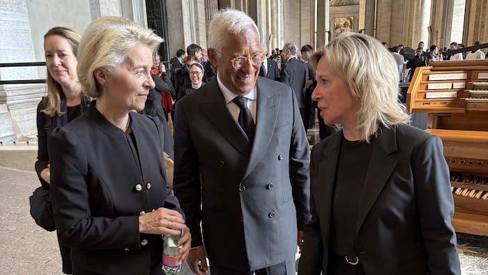 Deux femmes look à face.