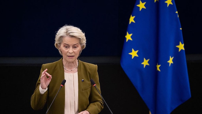  Ursula von der Leyen prononce un discours derrière un lutrin. 