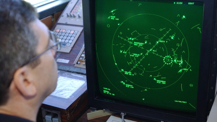 Un contrôleur aérien au travail.