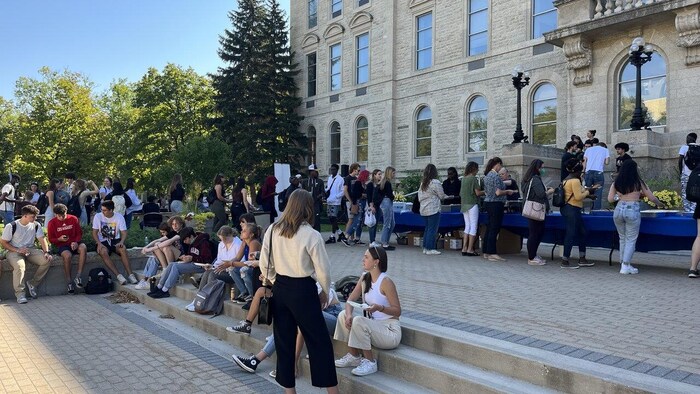 Des étudiants sur le campus de l'Université de Saint-Boniface à Winnipeg, le 6 septembre 2022. 