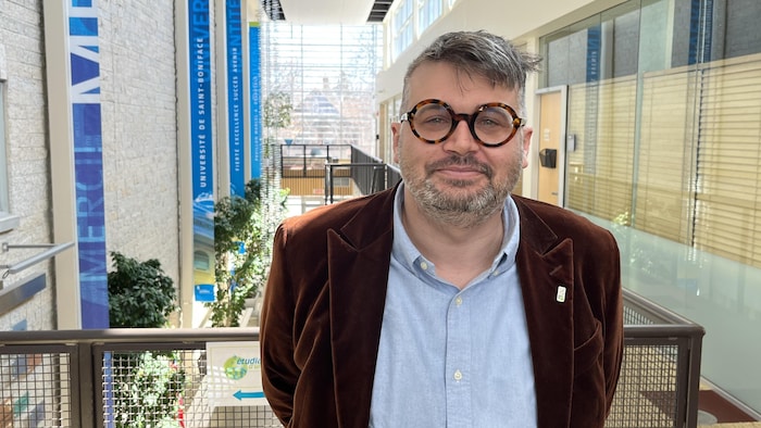 Patrick Noël est dans les couloirs de l'Université. 
