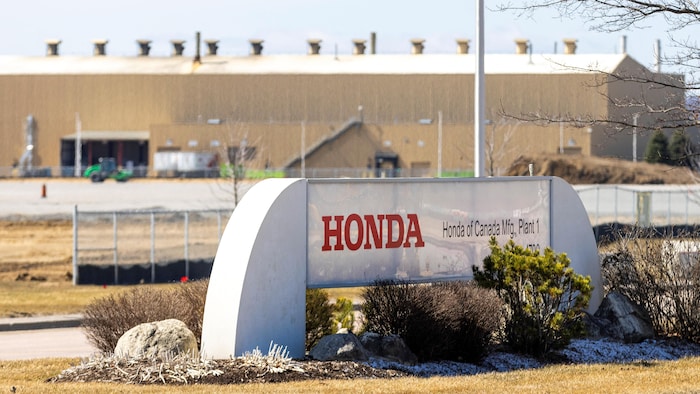 Une enseigne de l'entreprise Honda à l'extérieur de l'usine. 