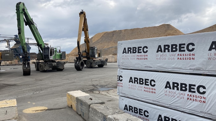 Une partie de la cour de l'usine Arbec.