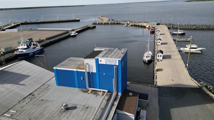 Un grand bâtiment devant un quai.