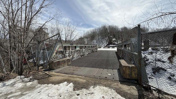 L'accès au site ouvert qui donne sur un pont.