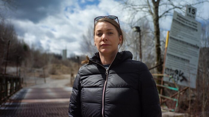 Joanie Frigon devant le site de l'ancienne usine Belgo.