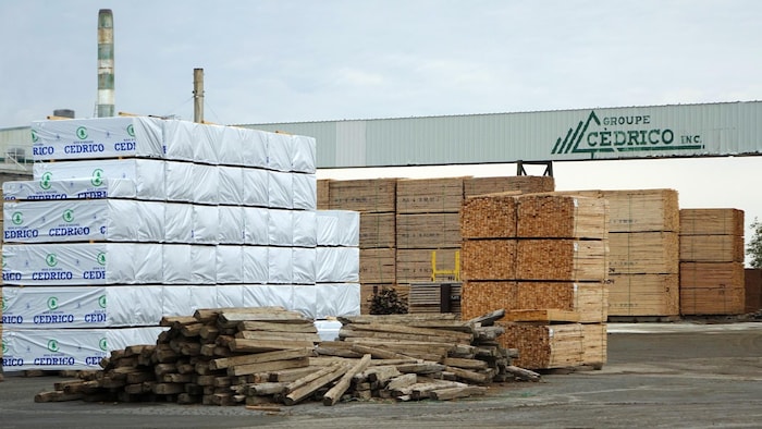 La cour de l'usine de Bois d'œuvre Cedrico à Price