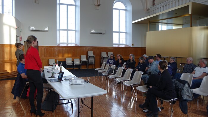Une douzaine de citoyens se sont déplacés à la salle communautaire de Saint-Mathieu-de-Rioux pour entendre les responsables du ministère de l'Environnement et de la Santé publique.