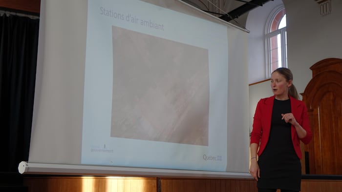 Mylène Delorme réalise une présentation à l'aide d'un diaporama projeté.