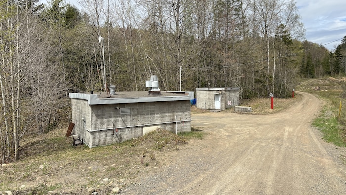 Des bâtiments de béton avec des tuyaux.