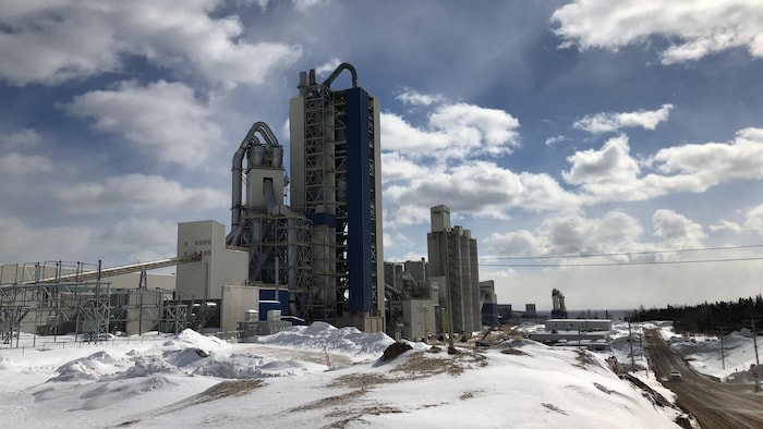 L'usine de Ciment McInnis à Port-Daniel-Gascons.