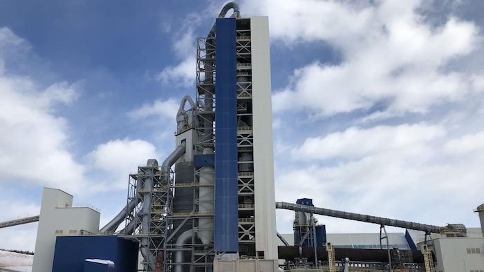 L'usine de Ciment McInnis à Port-Daniel–Gascons.