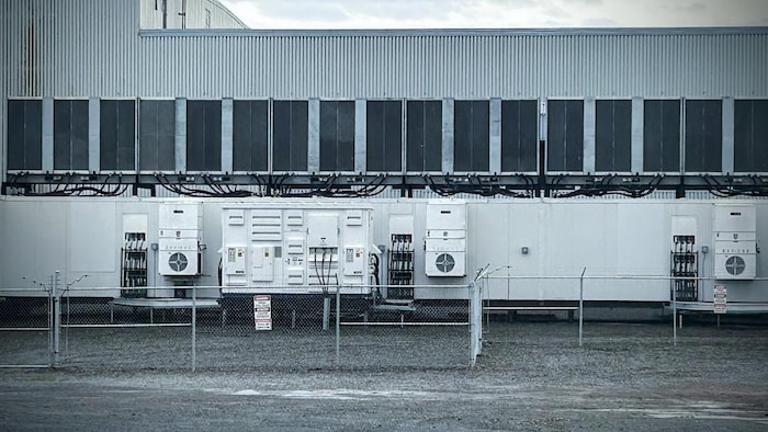Des dizaines de ventilateurs sont visibles à l'extérieur de l'usine.