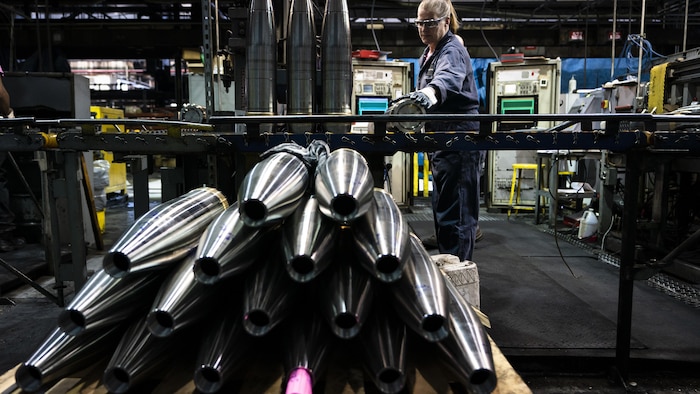 Une femme travaille dans une fabrique de munitions américaine.