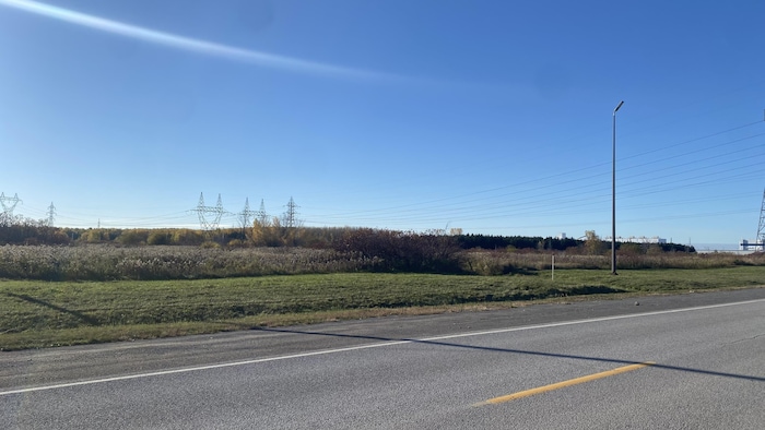 Un bout de terrain sur le long de l'autoroute 30.