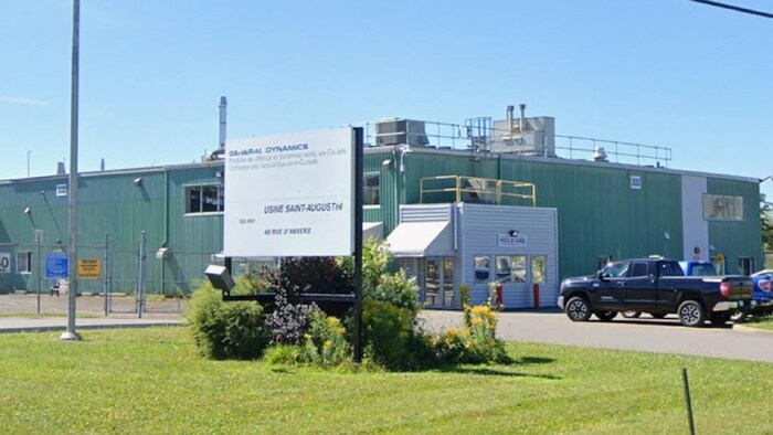 L'usine General Dynamics de Saint-Augustin-de-Desmaures en été.