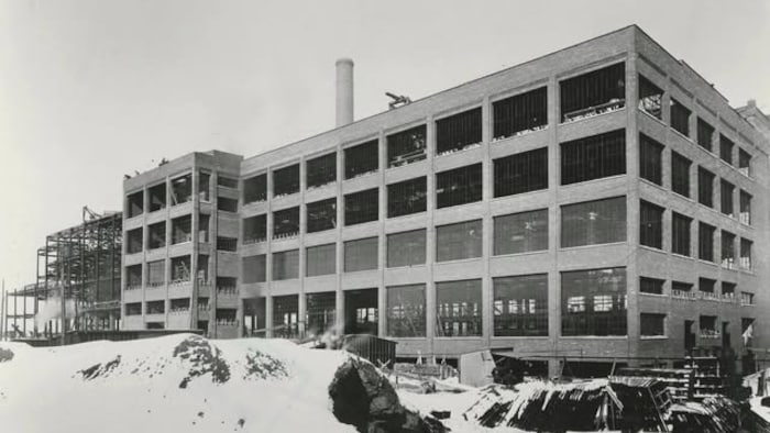 Une usine en construction.