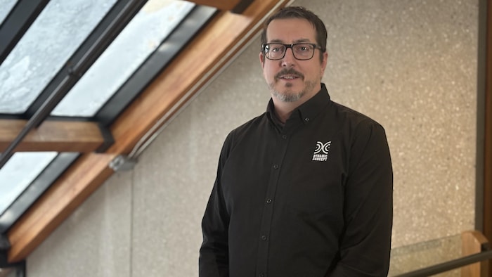Jean-François Desmeules est dans un hall.