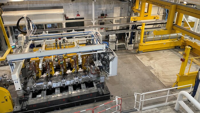 De la machinerie dans une usine.