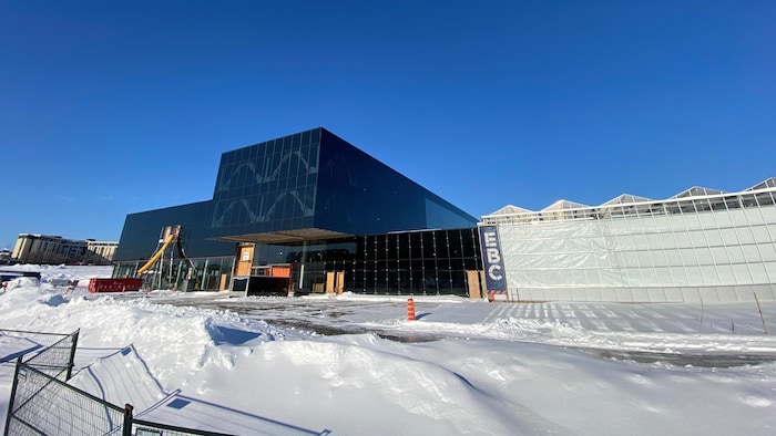 Une usine en construction en hiver. 