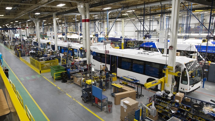 Une chaîne de montage d'autobus.