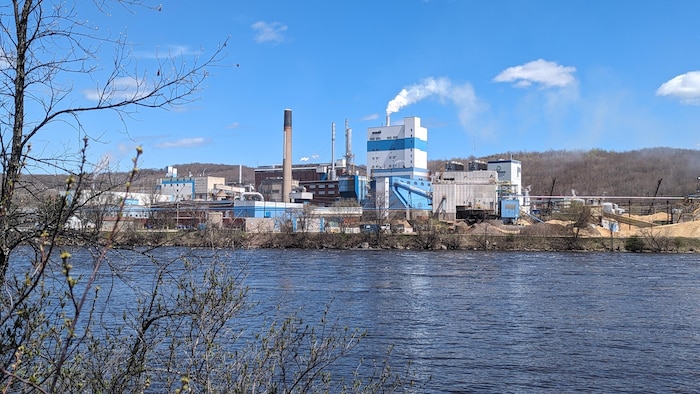 Le complexe de Rayonier à Témiscaming vu de l'autre côté de la rivière des Outaouais.