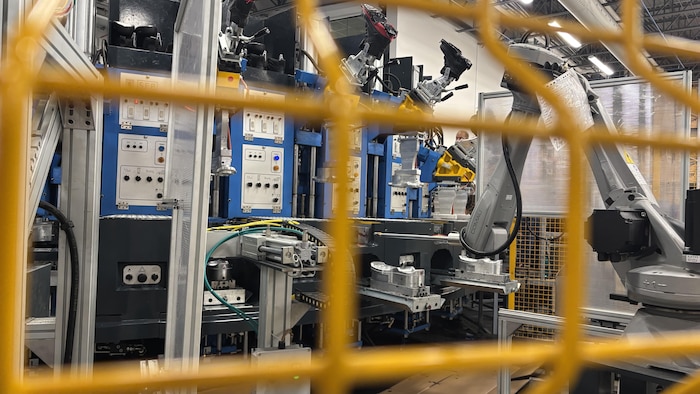 Une machine automatisée est en train de produire des bottes.