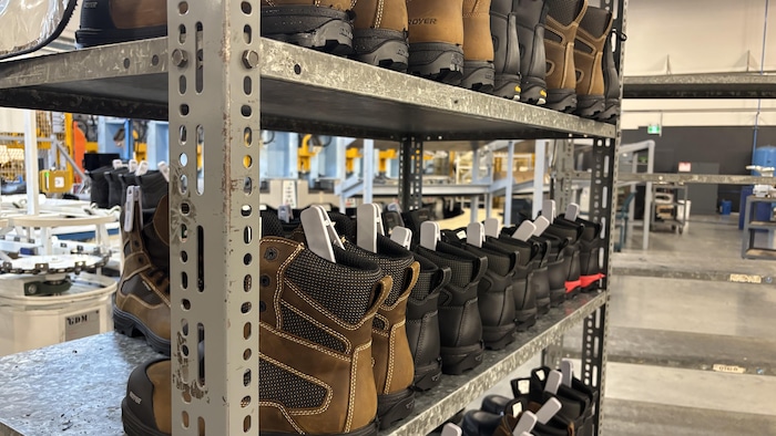 Des bottes sont affichées sur un présentoir.
