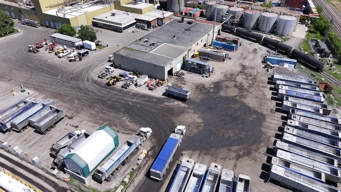 Vue aérienne des camions stationnés autour de l'usine de Sanimax.