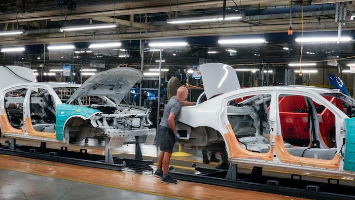 Un travailleur sur la chaîne d'assemblage de l'usine de Stellantis à Brampton, le 21 juillet 2023. 