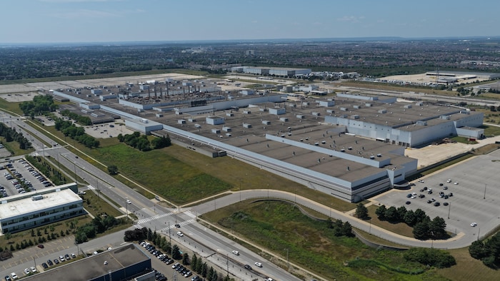 Une image aérienne de l'usine de Stellantis à Brampton, en Ontario, le 28 juillet 2025.