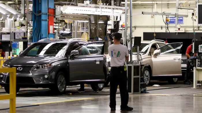 خط تجميع السيارات في مصنع ’’تويوتا‘‘ في كامبريدج في أونتاريو.