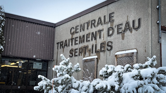 L'entrée de la centrale en hiver.