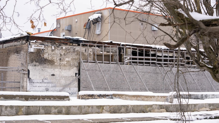 Une usine fermée après un incendie.
