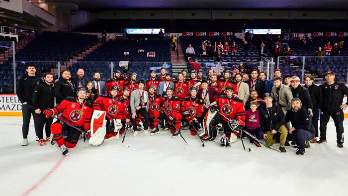 L'équipe de UNB sur la glace à la suite de leur victoire.