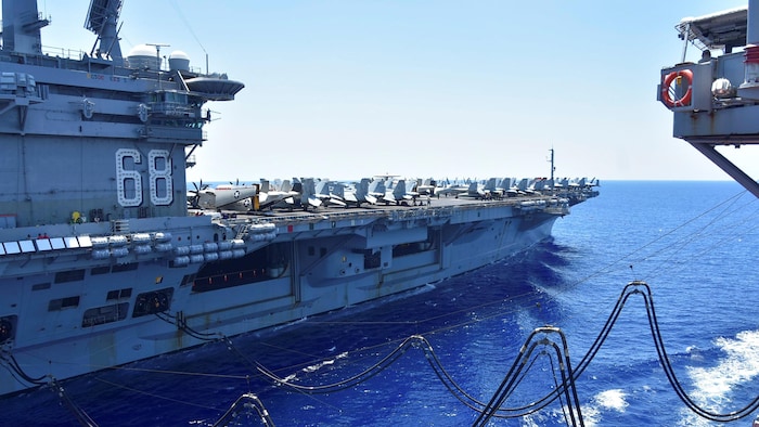 Le porte-avions américain USS Nimitz en mer.