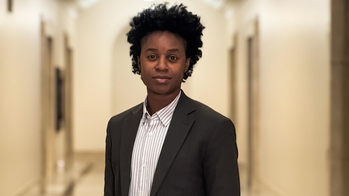 Uzoma Asagwara debout dans un couloir neutre.